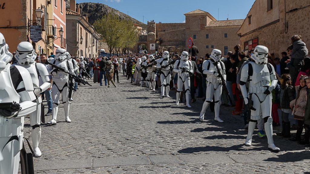 La Guardia Imperial pasea por el casco histórico de Cuenca
