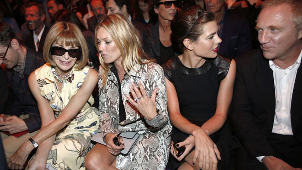 Siempre está bien sentarse en un nutrido 'front row' capitaneado por Anna Wintour...