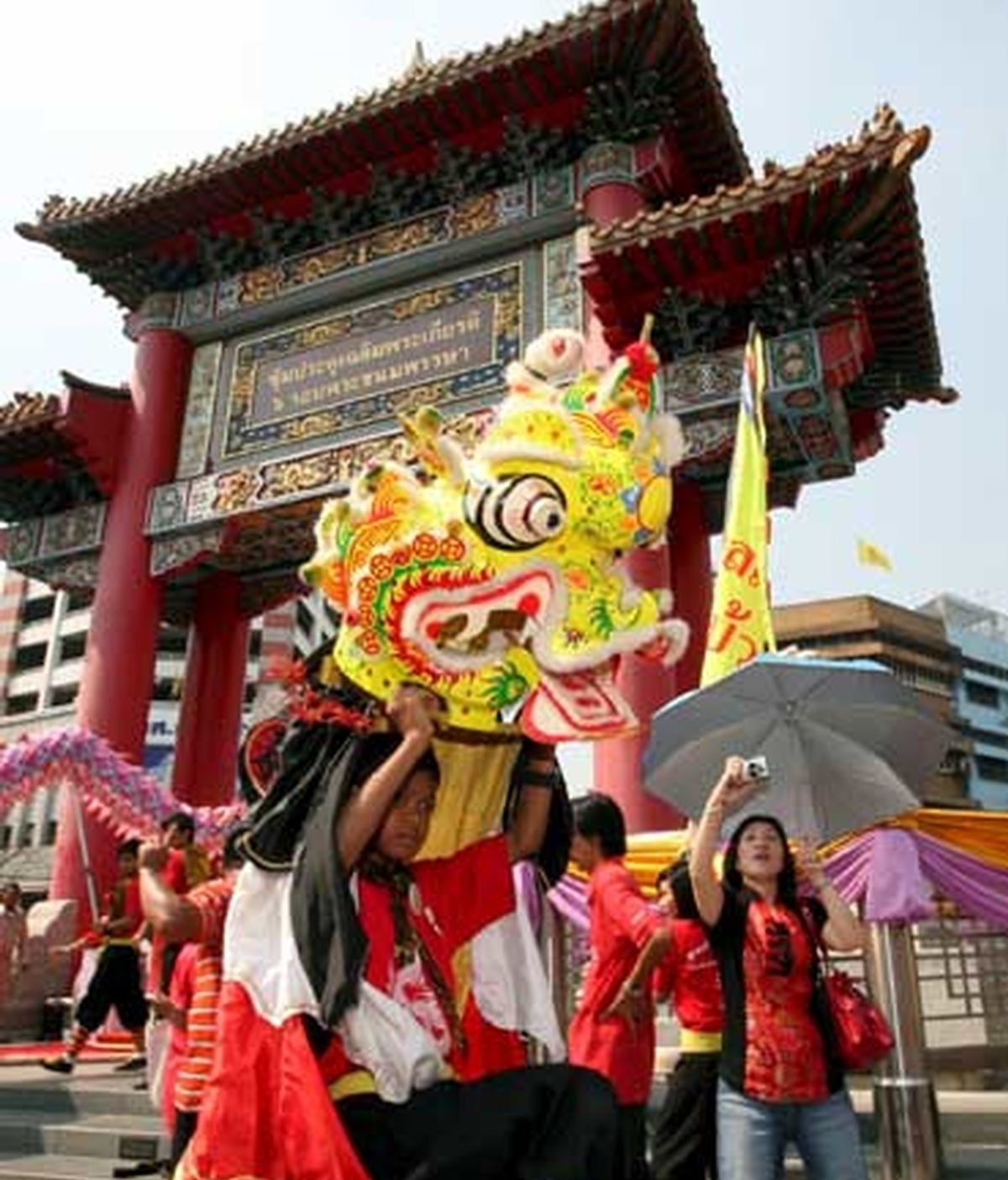 Millones de asiáticos celebraron la llegada del Año del Buey con fiestas, cenas, bailes y compras. En la imagen, un grupo de tailandeses la danza del león en el barrio chino durante el primer día del Año Nuevo chino, en Bangkok.foto:EFE
