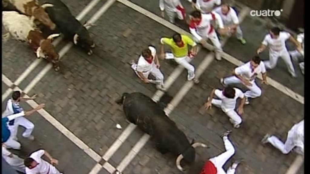 Uno de los astados ha arrollado a un corredor al que le ha golpeado la espalda sin ocasionarle cornada