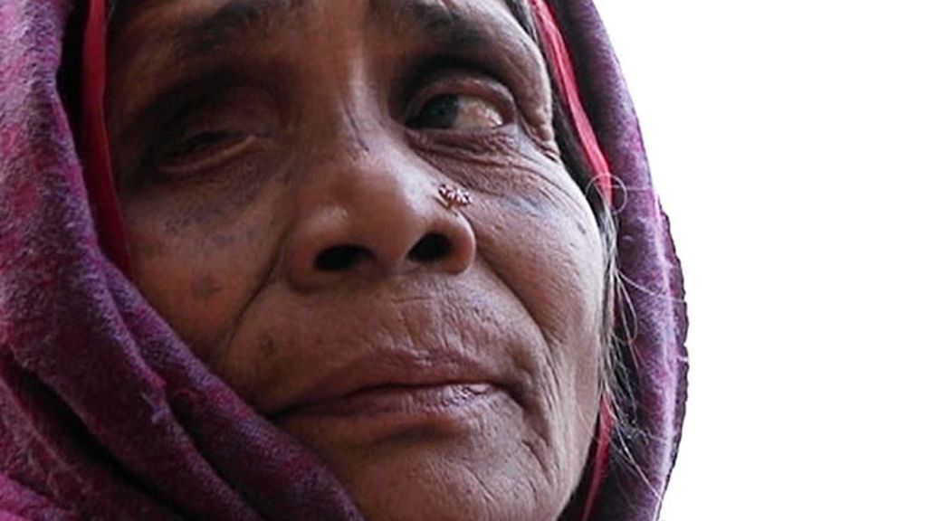 Una mujer anciana posa para la fotografía