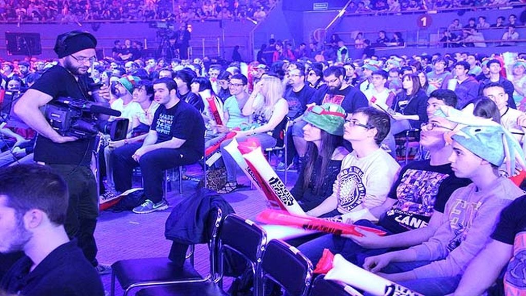 Miles de aficionados jalean a los equipos durante las finales de la 'LCS' en Madrid