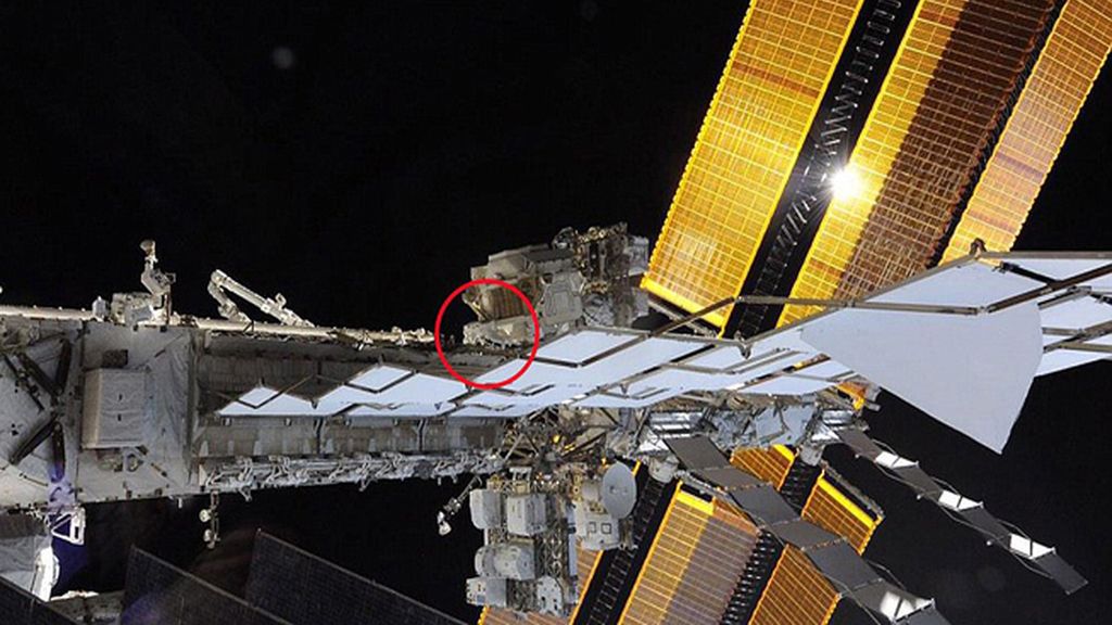 Dos astronautas captan la inmensidad de la Estación Espacial Internacional
