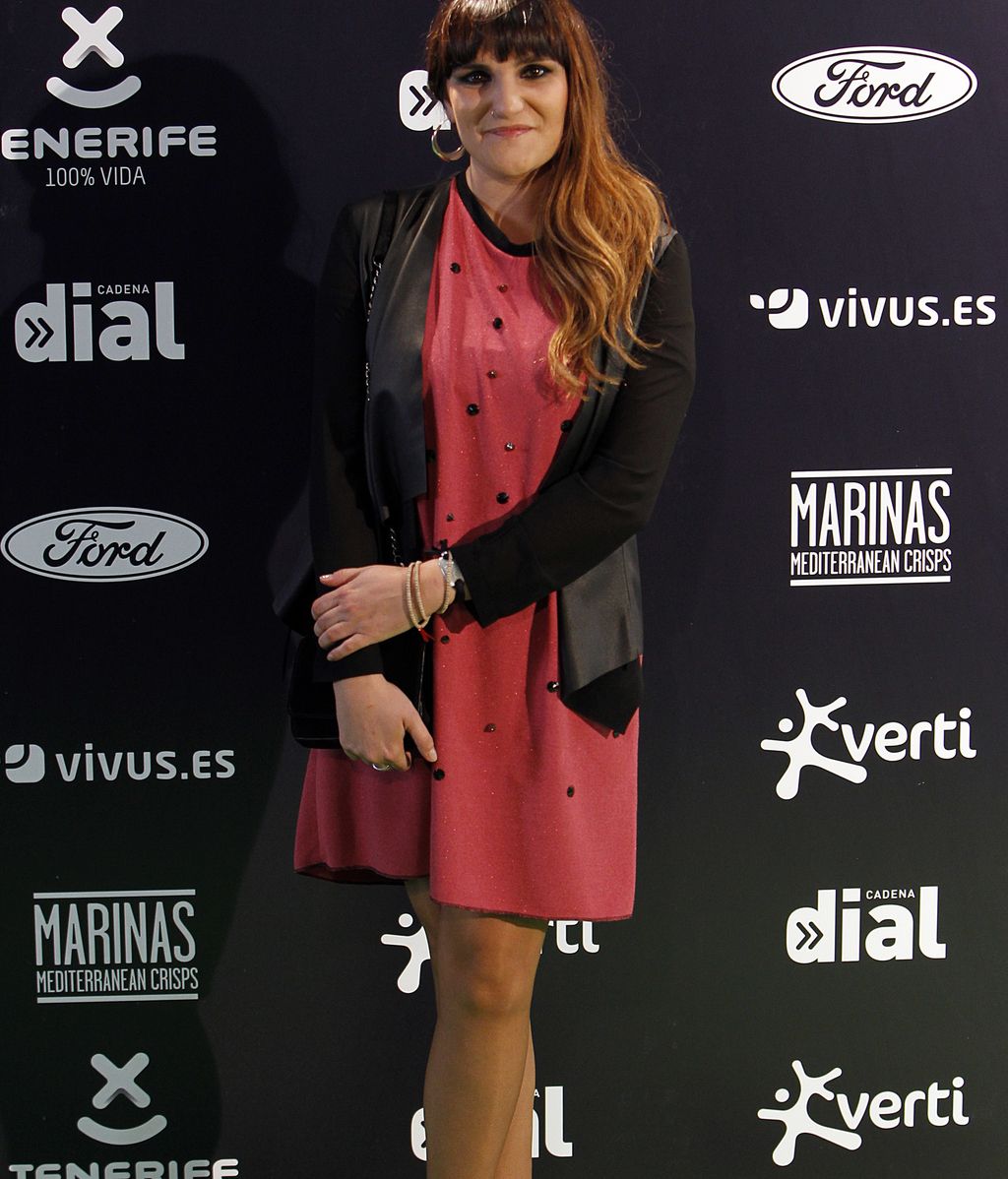 Rozalén, de rosa y negro