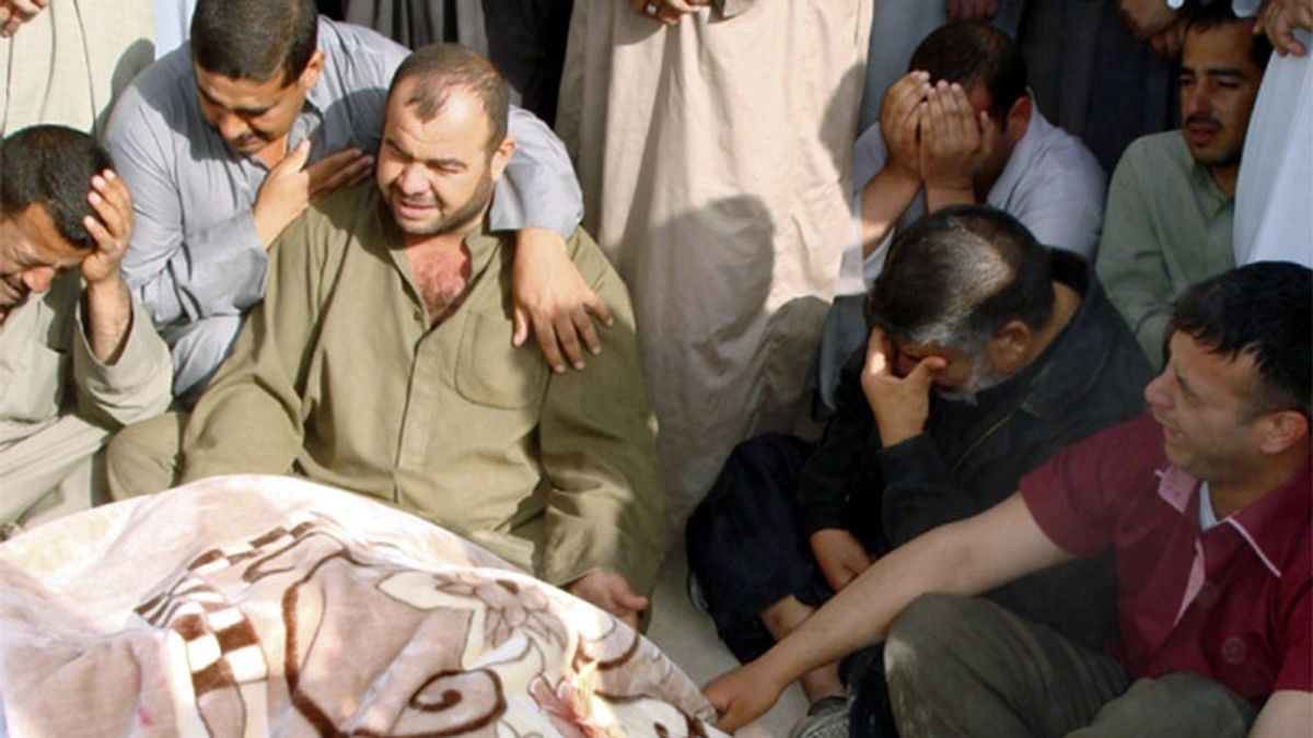 Un grupo de iraquies despide a un ser querido