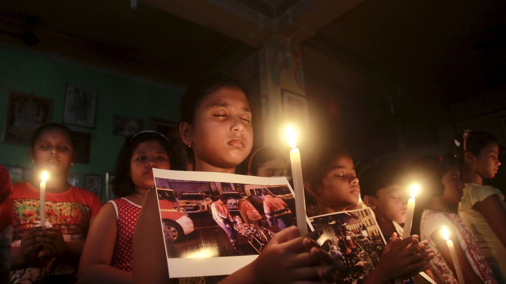 India rinde homenaje a los fallecidos en los atentados en Francia