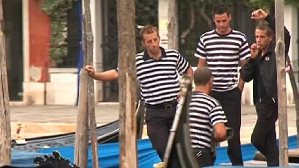 Gondola y jersey de rayas, los gondoleros son símbolo de Venecia