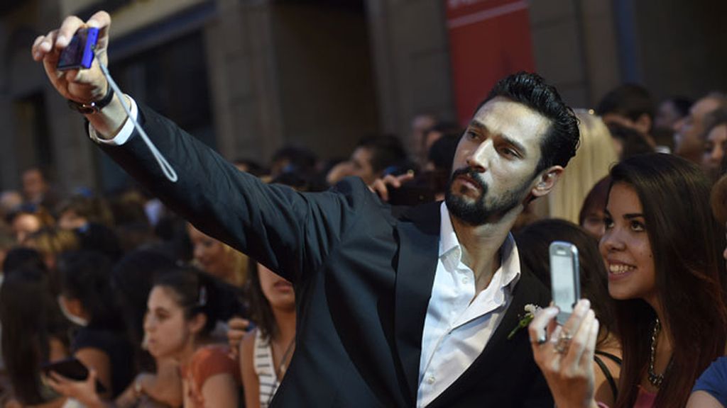 Hiba Abouk espectacular, el guapo de Rubén Cortada... los 'selfies' de 'El Príncipe'