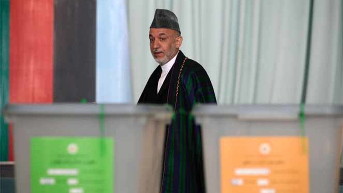 El presidente afgano en un colegio electoral