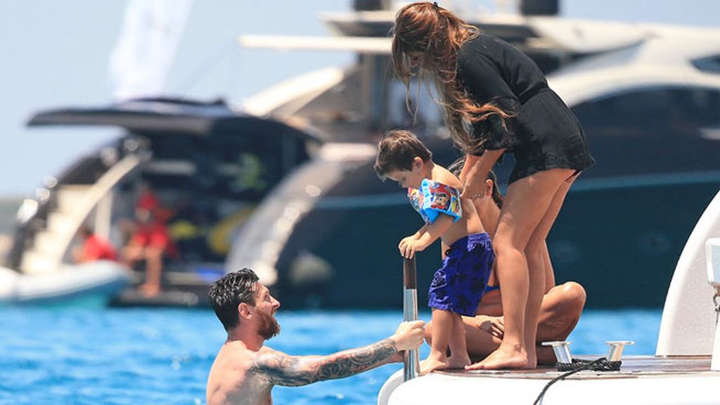 Su chica, Antonella Roccuzzo, y su hijo pequeño también están en el barco