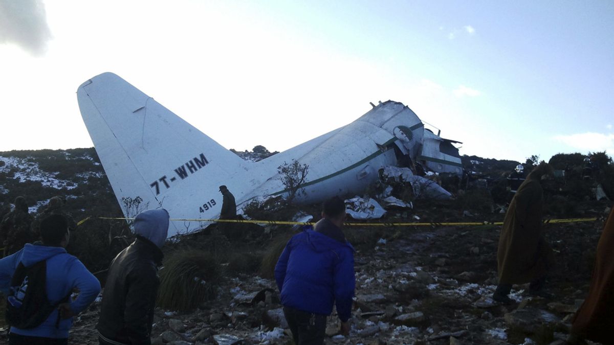74 muertos y 28 desaparecidos en un accidente de avión en Argelia