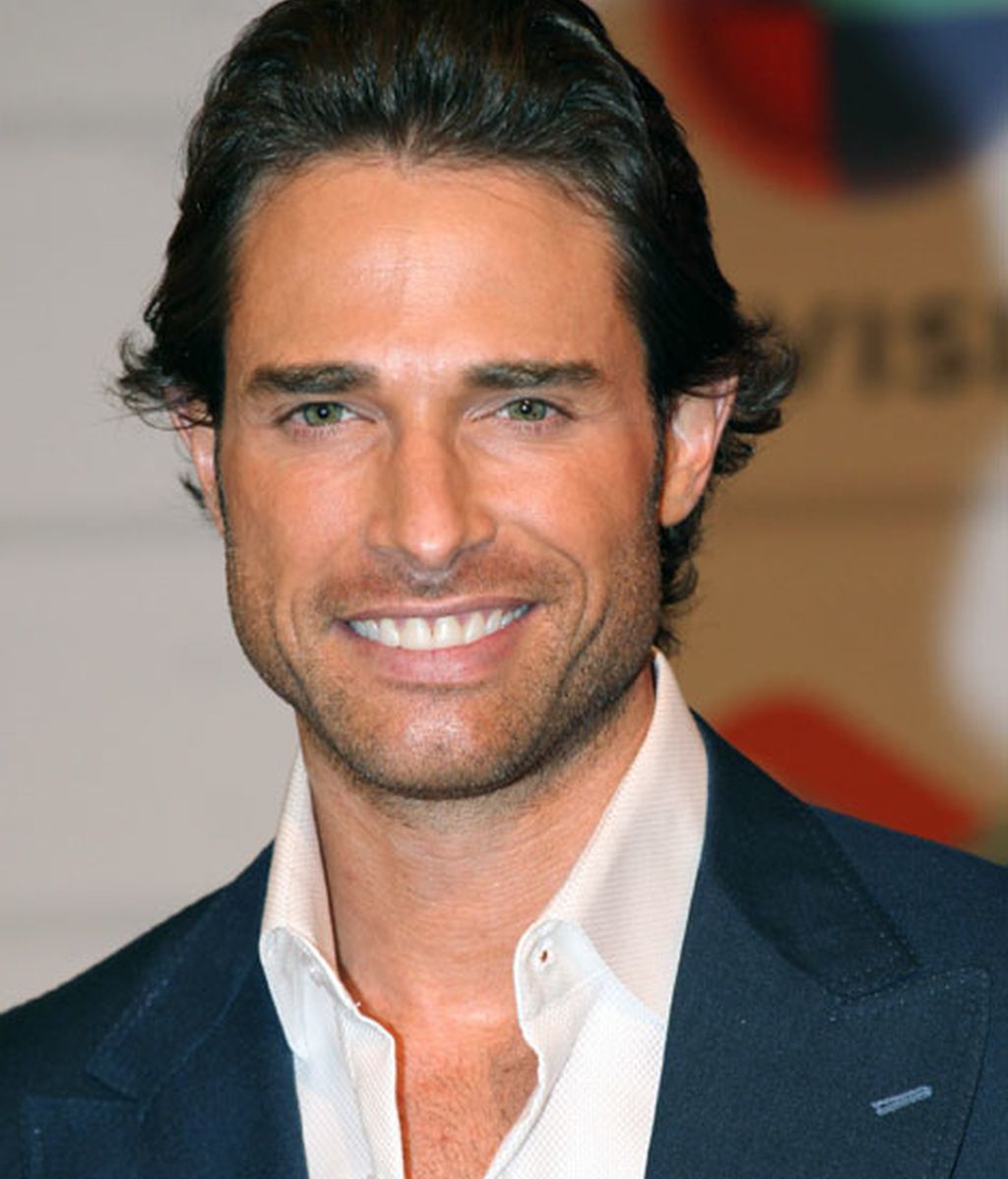 Sebastian Rulli llevó un traje azul y camisa blanca