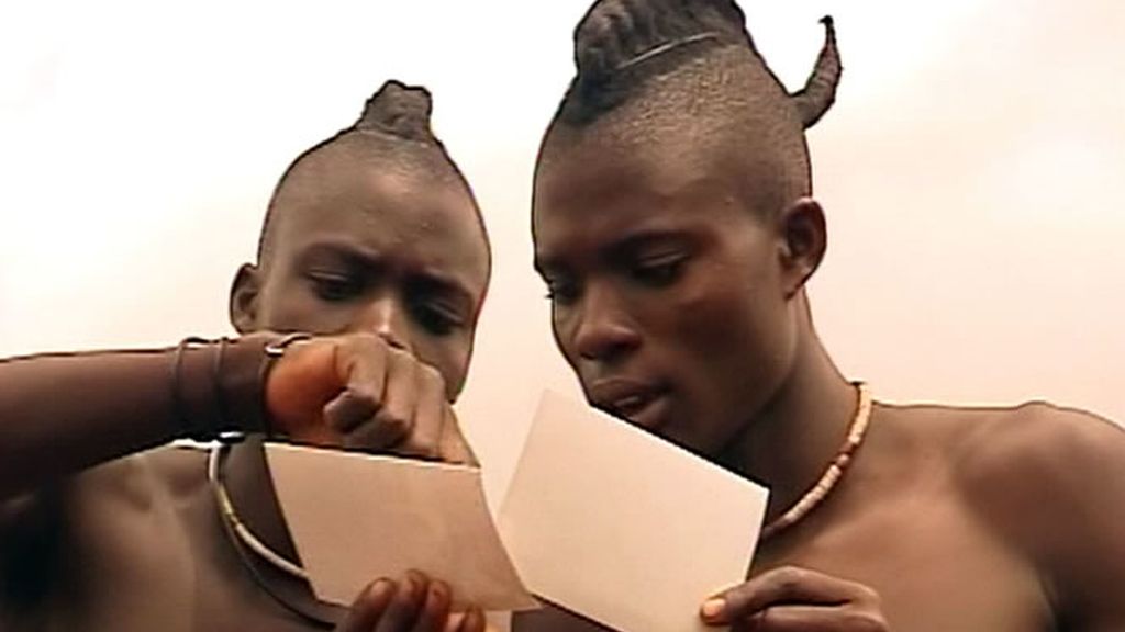 Las tribus no pueden evitar sorprenderse con los inventos occidentales