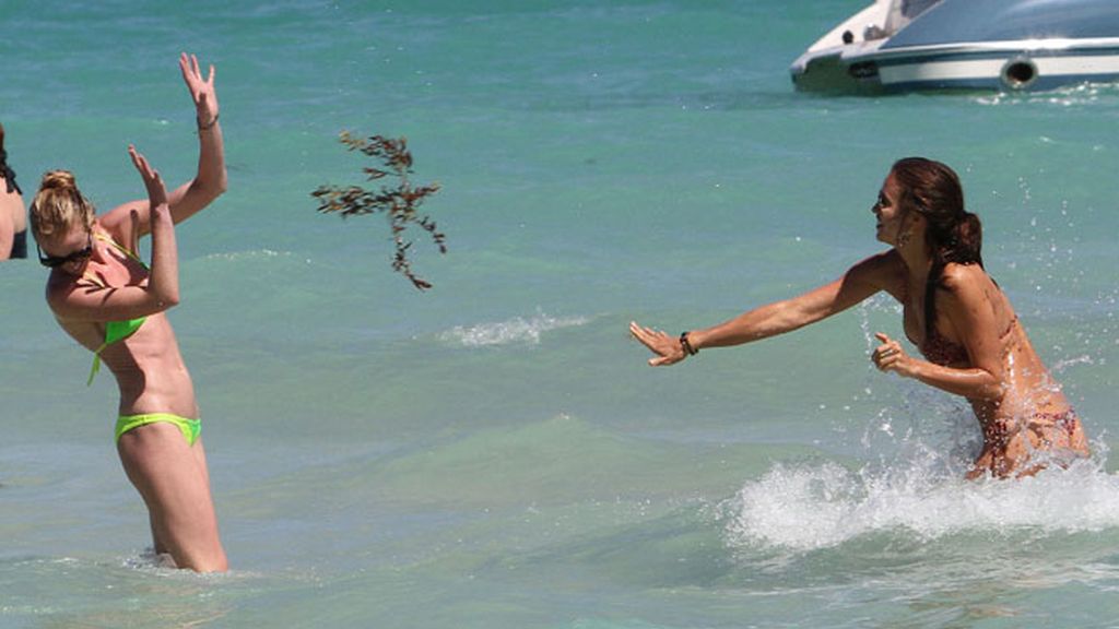 Irina Shayk; jueguecitos en la playa con la modelo Anne Vyalitsyna