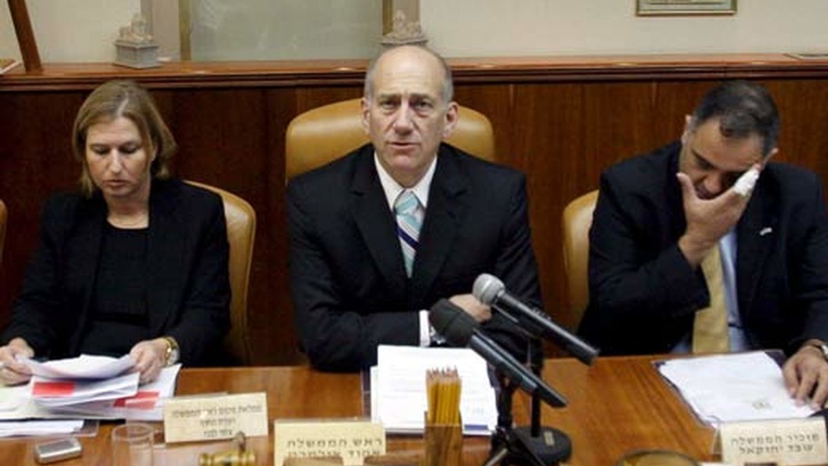 El primer ministro israelí, Ehud Olmert, en el centro, con el secretario de su gabinete y la ministra de Asuntos Exteriores, Tzipi Livni. Foto: EFE