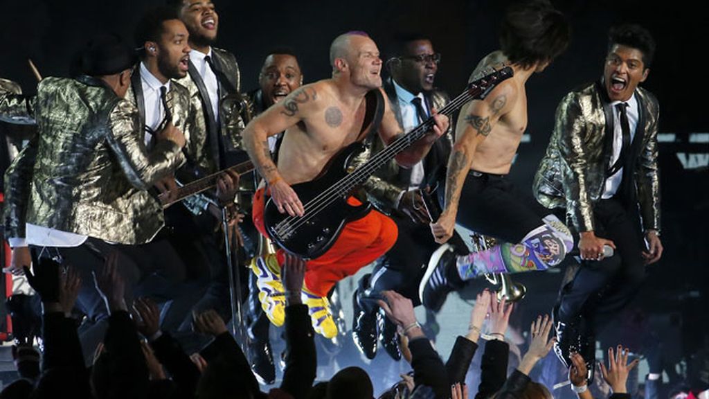 Kevin Costner y Hugh Jackman, bailan a ritmo de Bruno Mars en la Super Bowl