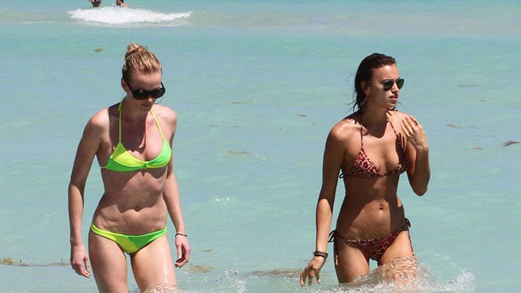 Irina Shayk; jueguecitos en la playa con la modelo Anne Vyalitsyna