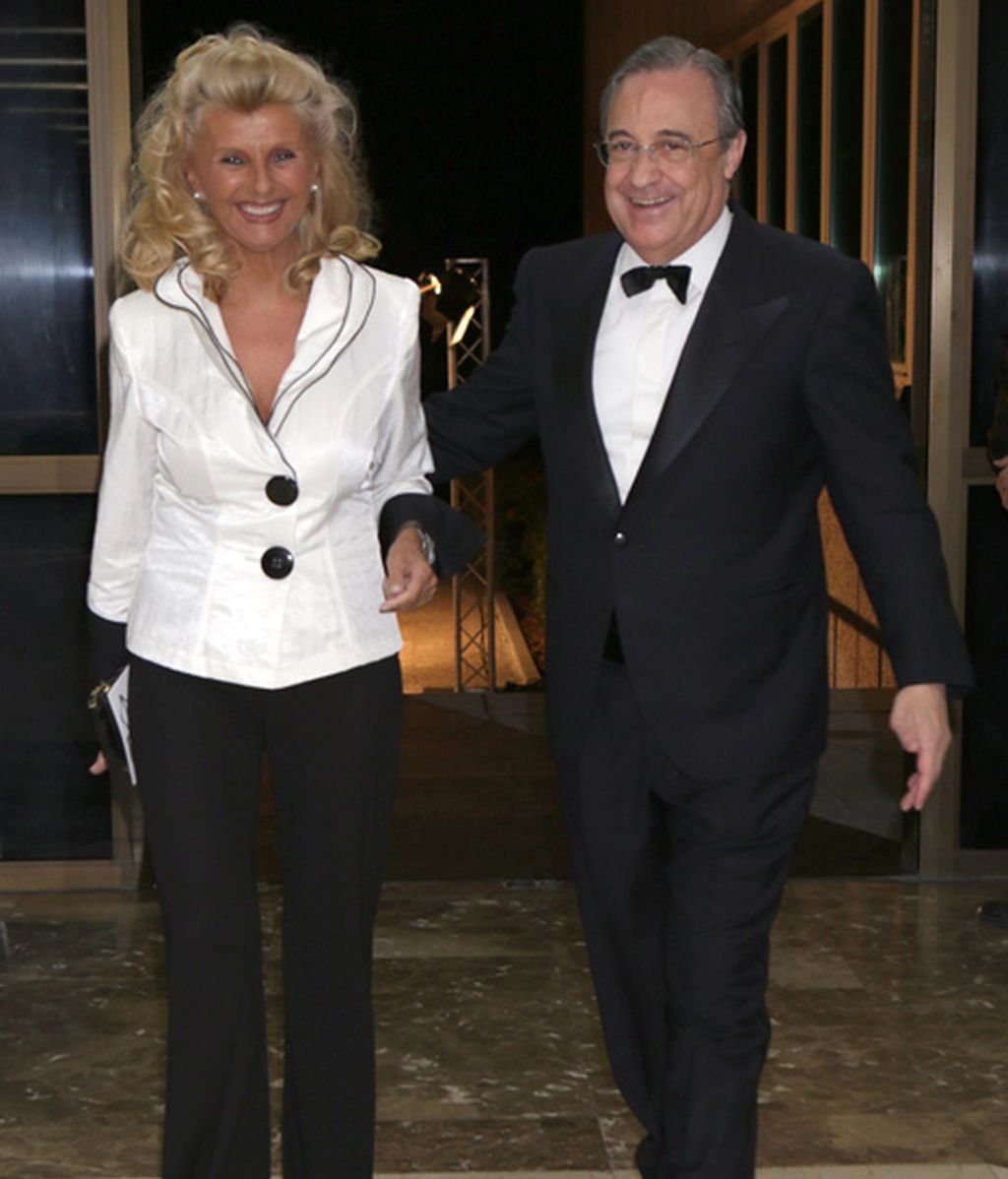 Isabel Tocino, luciendo melenón, junto a Florentino Pérez