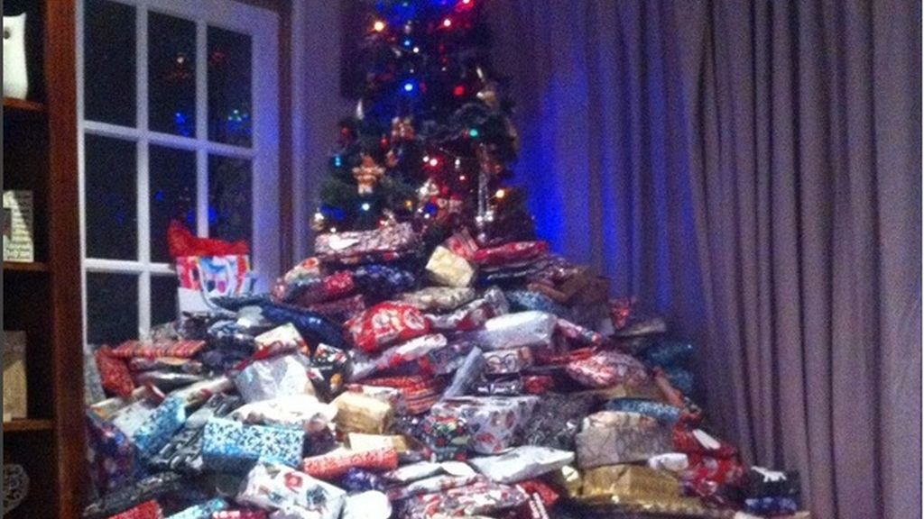Compra 300 regalos de Navidad a sus hijos y se vuelve viral