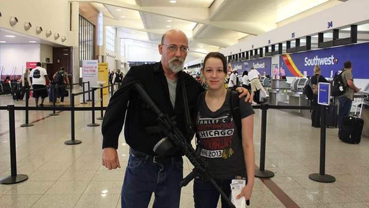 Recoge a su hija al aeropuerto de Atlanta con un fusil colgado del brazo