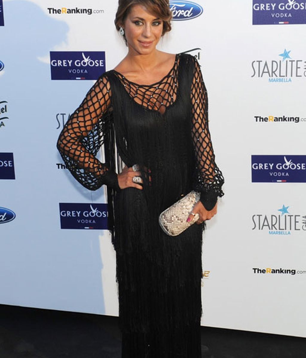 Elena Tablada acudió con un vestido negro de flecos