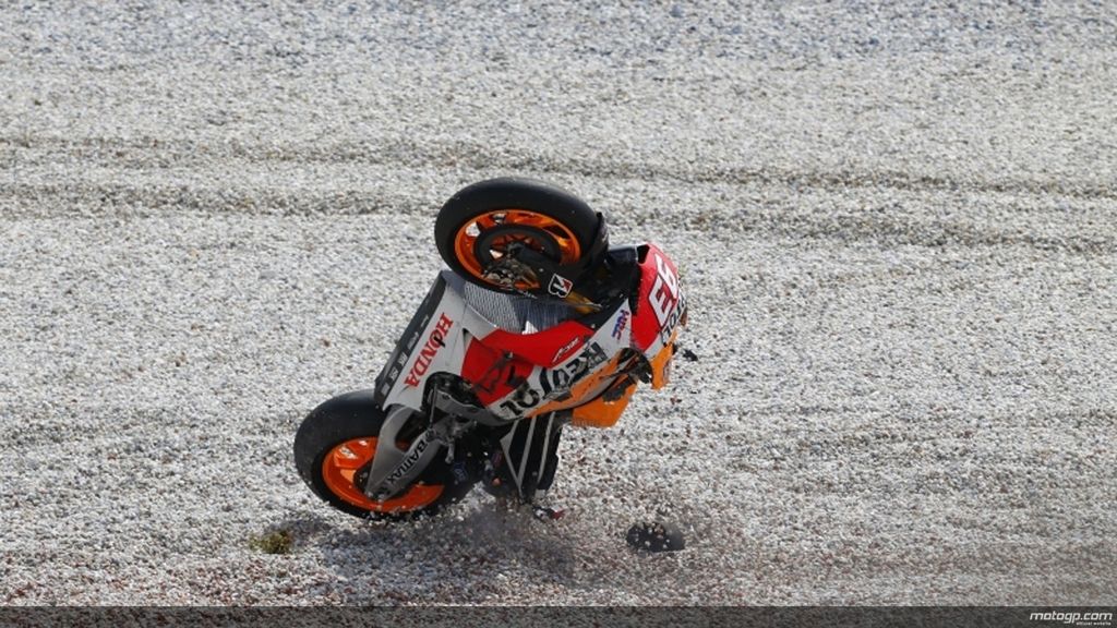 Primera caída de Márquez en MotoGP