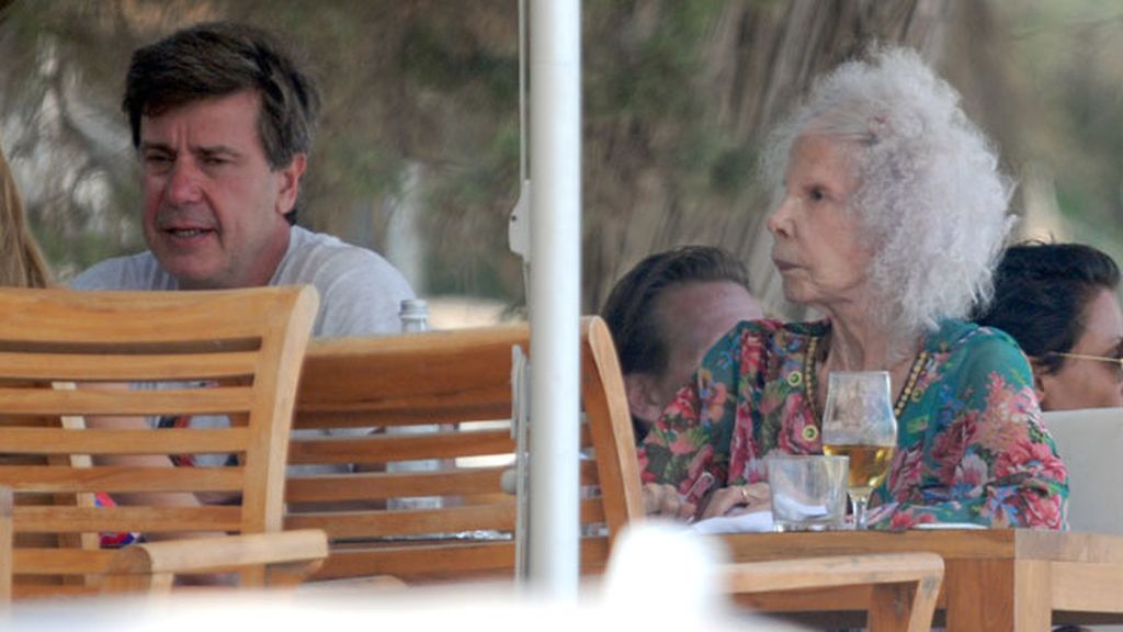 Tras la visita de Eugenia, la Duquesa de Alba disfruta de la compañía de su hijo