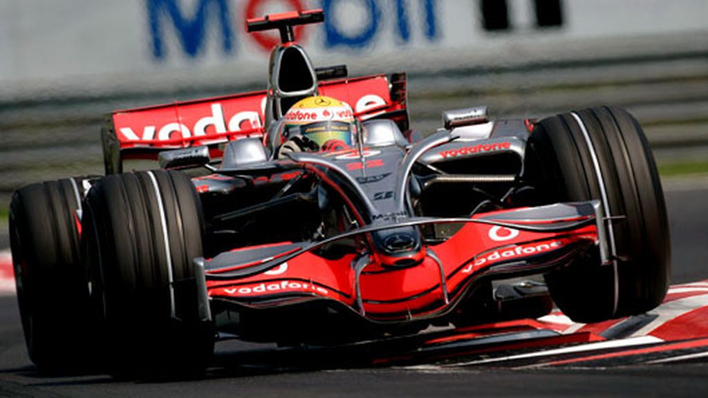 El McLaren de Hamilton vuela en Hungría