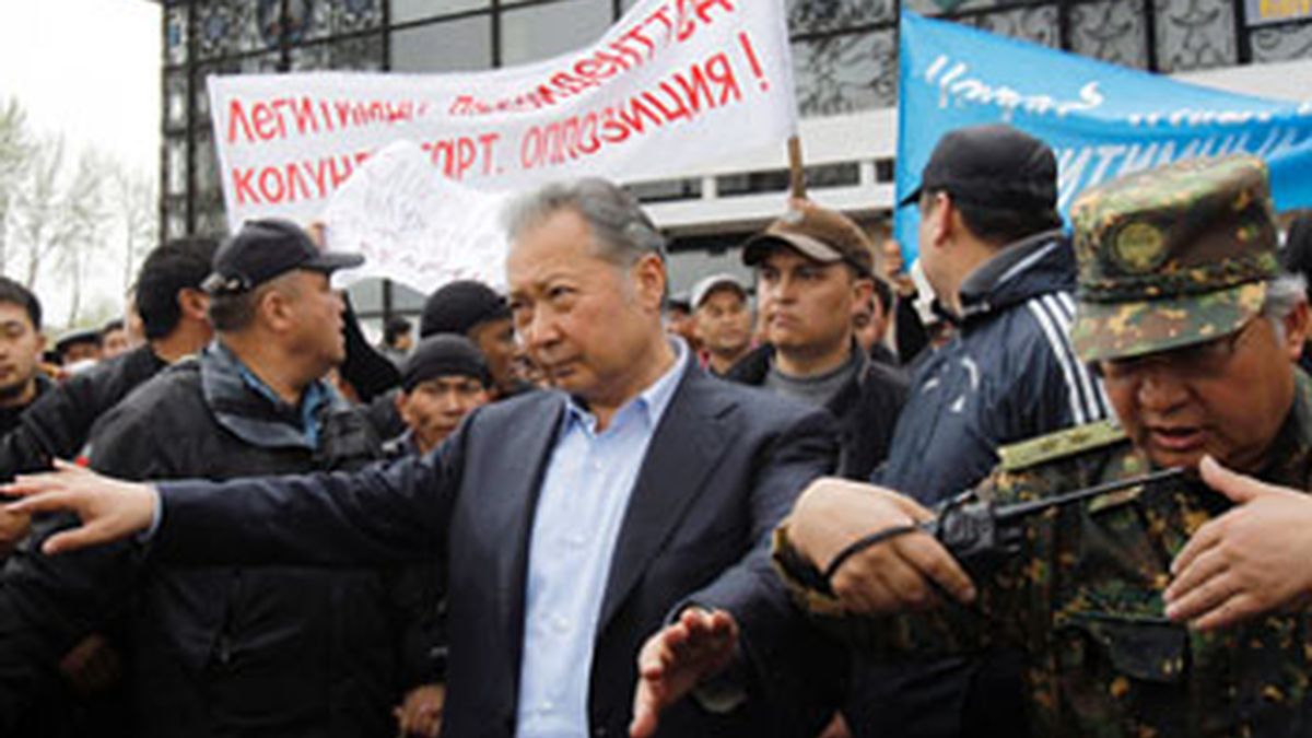 El presidente depuesto de Kirguizistán abandona el país