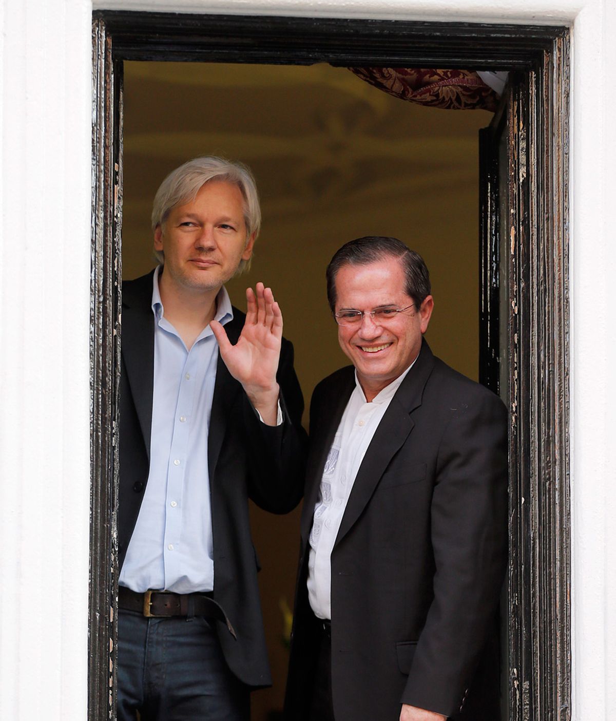 Assange con el ministro de Exteriores de Ecuador, Ricardo Patino