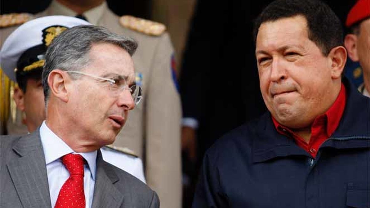 El presidente venezolano, Hugo Chávez, recibe a su homólogo colombiano, Álvaro Uribe, en el Palacio de Miraflores