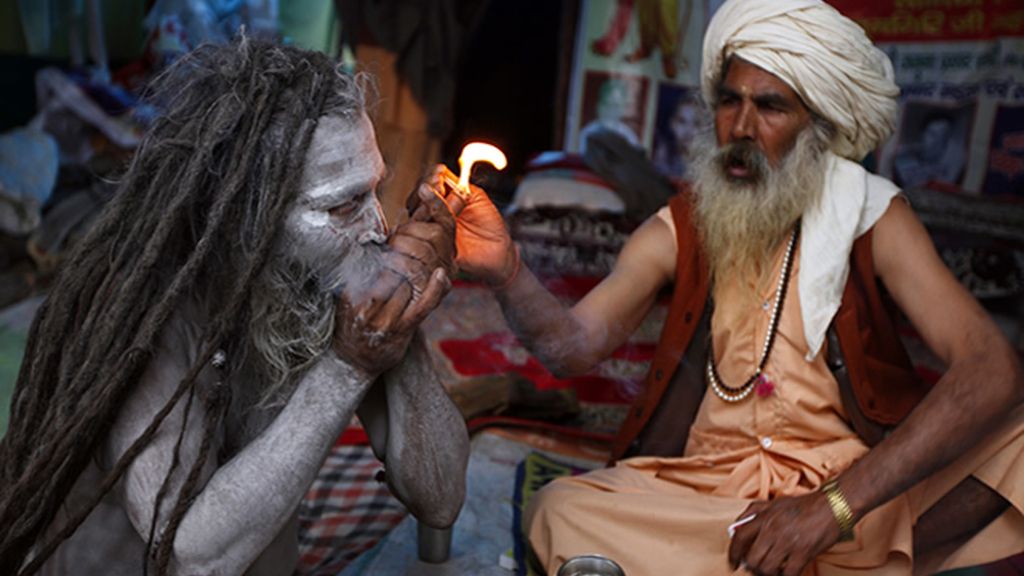 Un Sadhu fumando hachís