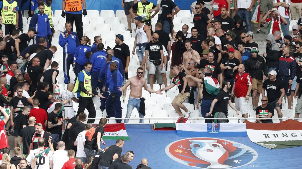Porras extensibles y gases lacrimógenos para controlar a hooligans húngaros