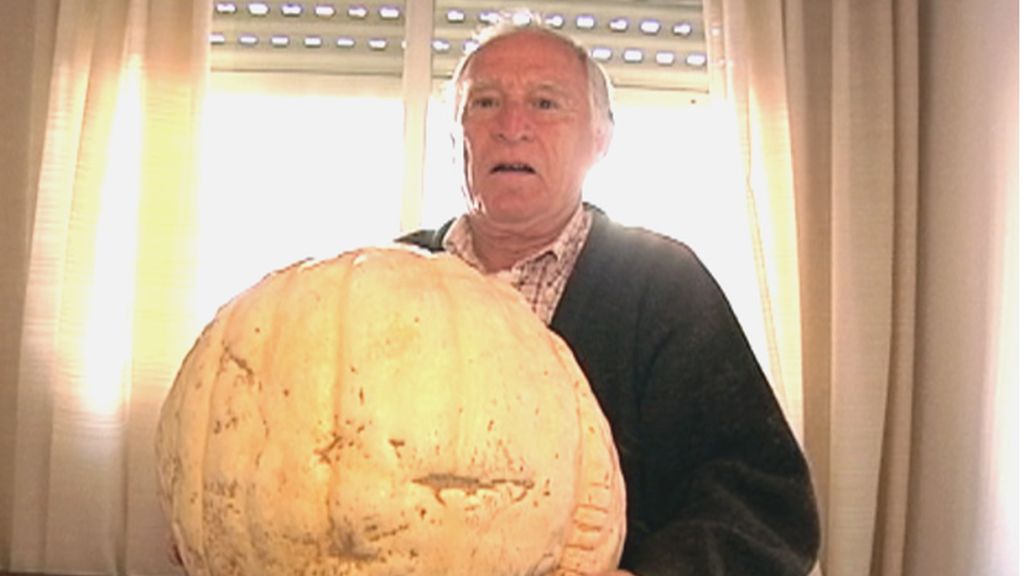 Orgulloso y feliz, un vecino nos muestra una calabaza gigante