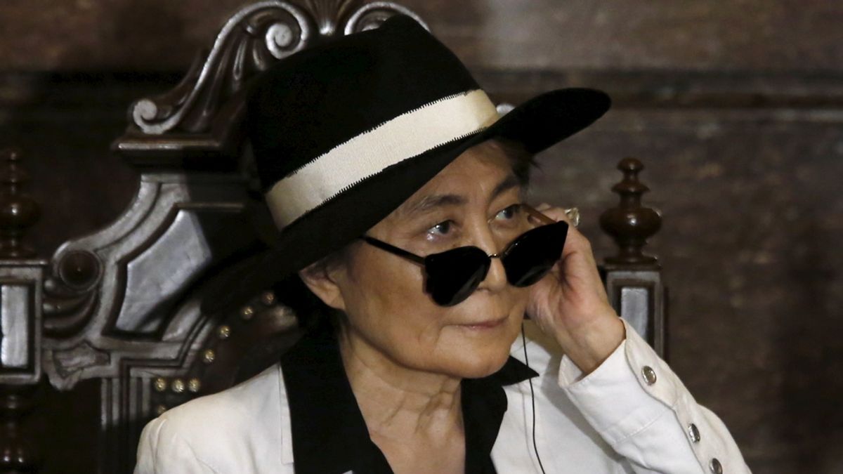 Yoko Ono es hospitalizada de urgencia