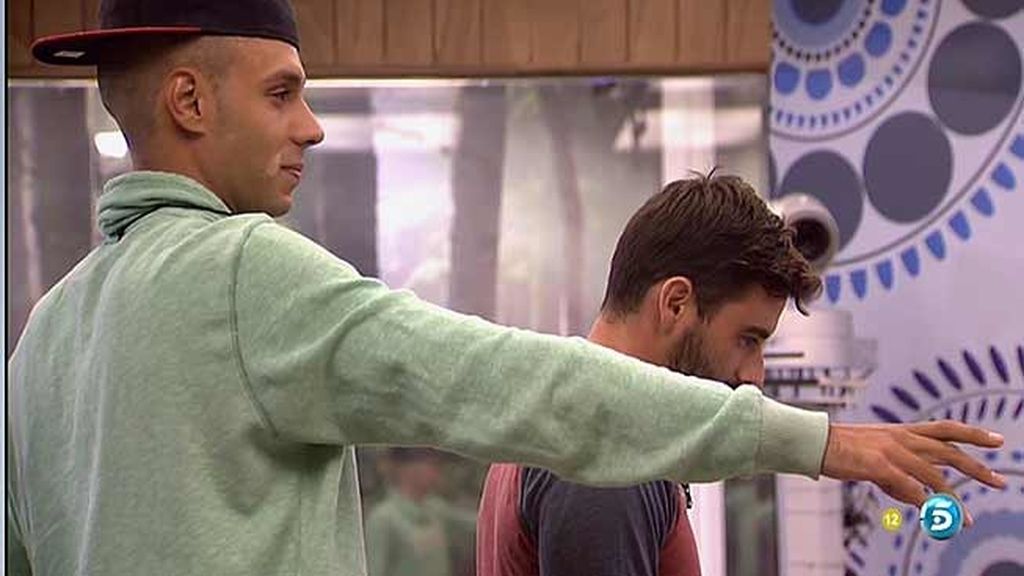 Bustamante se pasea y los concursantes permanecen inmóviles