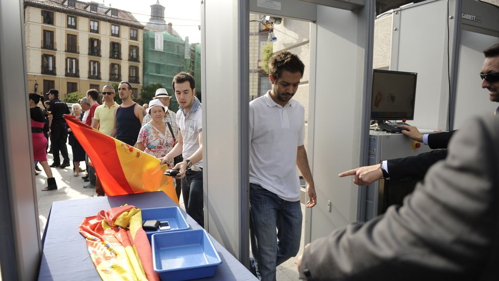 Cientos de personas saludan a los nuevos reyes