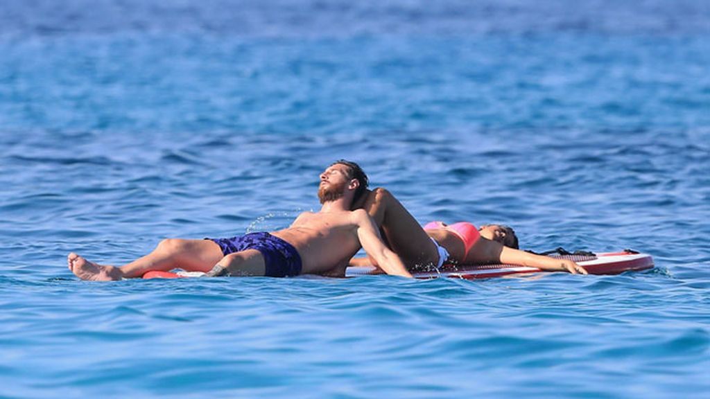 Bañador de tortugas a juego con su hijo y yate en Ibiza: las vacaciones de Messi