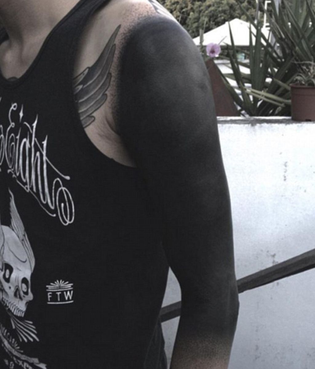 La nueva moda en tatuajes, 'Blackout'