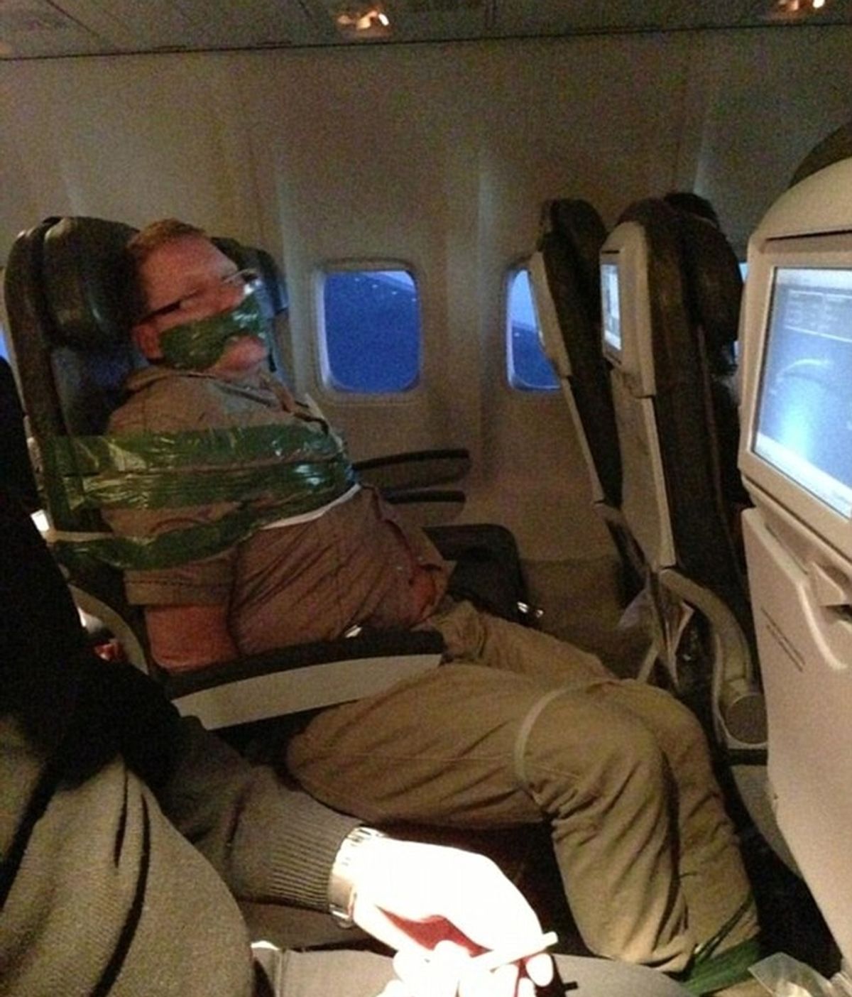 Atado a su asiento del avión por ir borracho y armar un escándalo. Foto: DailyMail