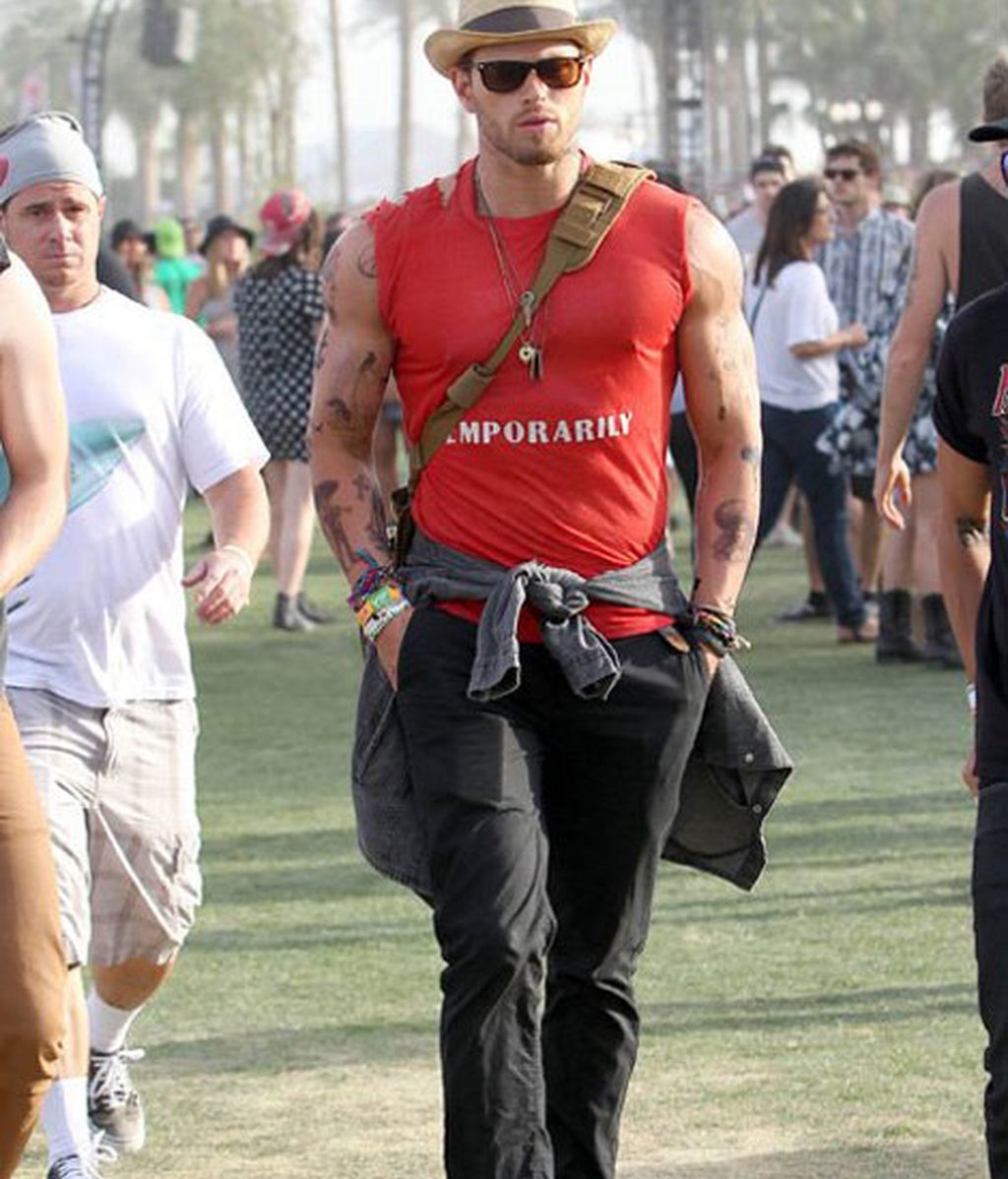 Kellan Lutz presumiendo de bíceps