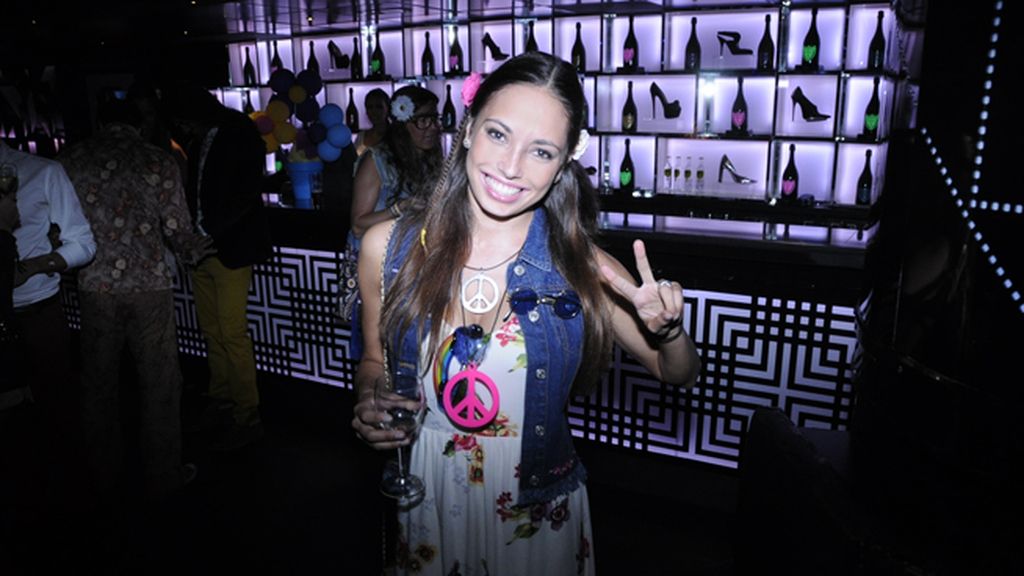 Anna Saura tiró de fondo de armario para conseguir el look Flower Power