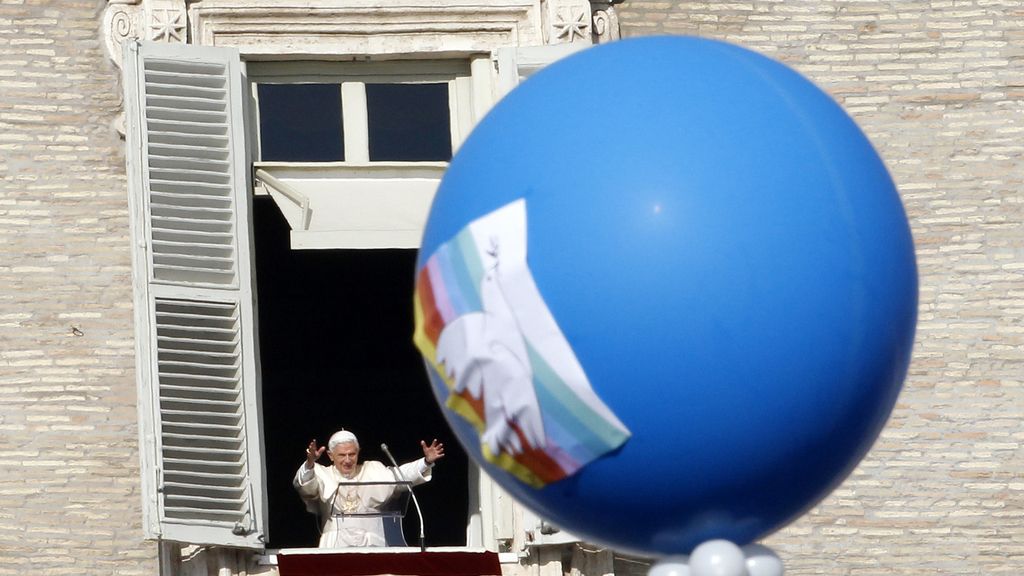 Benedicto XVI reza el Ángelus en la plaza del Vaticano