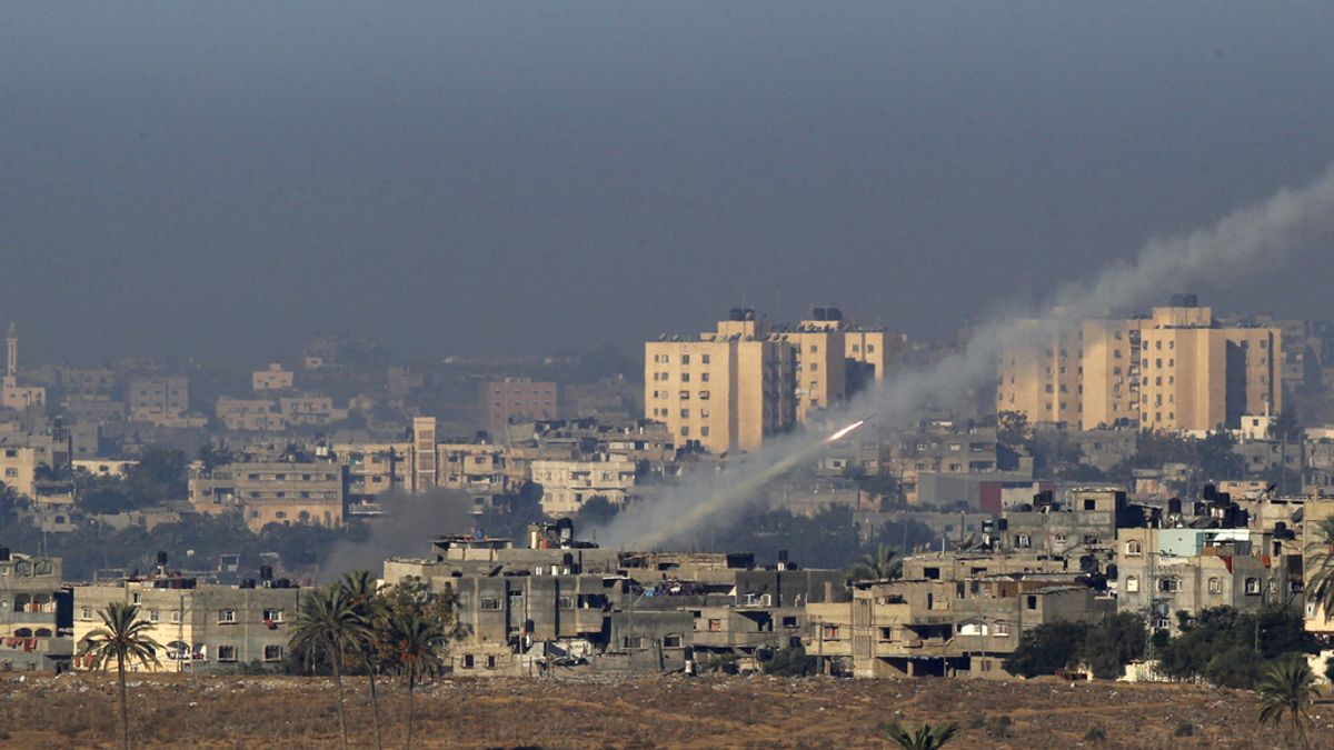 El rastro de un cochete tras su lanzamiento desde la Franja de Gaza hasta Israel