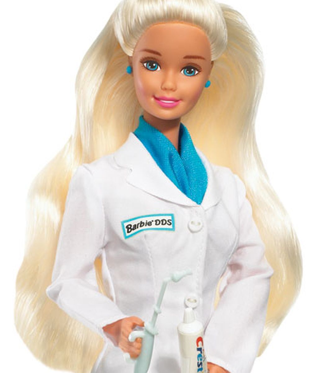 Barbie se saca las carreras de periodismo e informática