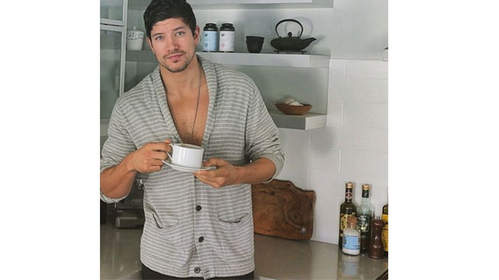 La cuenta @menandcoffee recoge fotos de chicos guapos con cafés