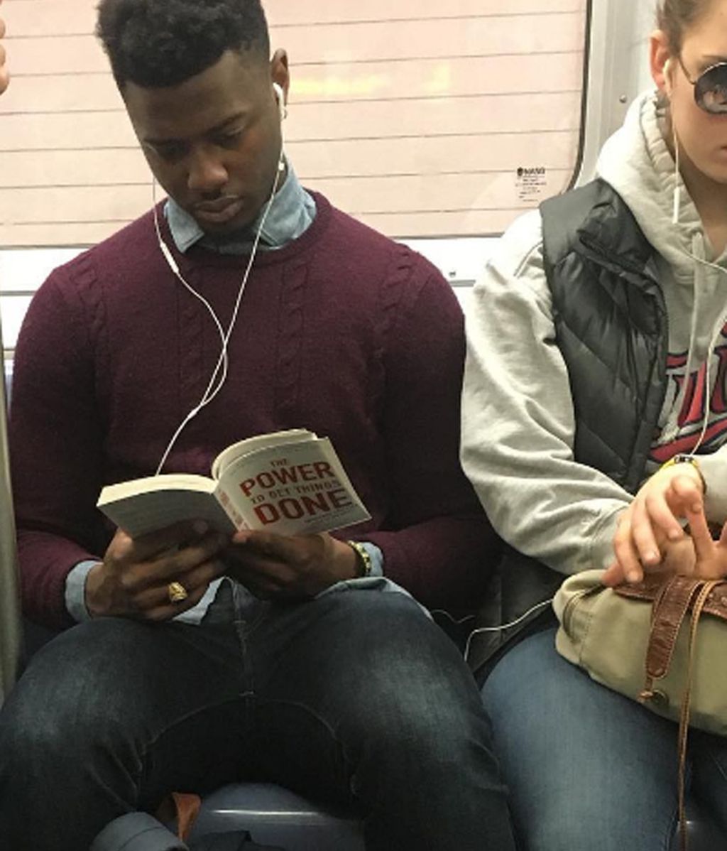 La moda de los 'Hot Dudes Reading' que arrasa en las redes