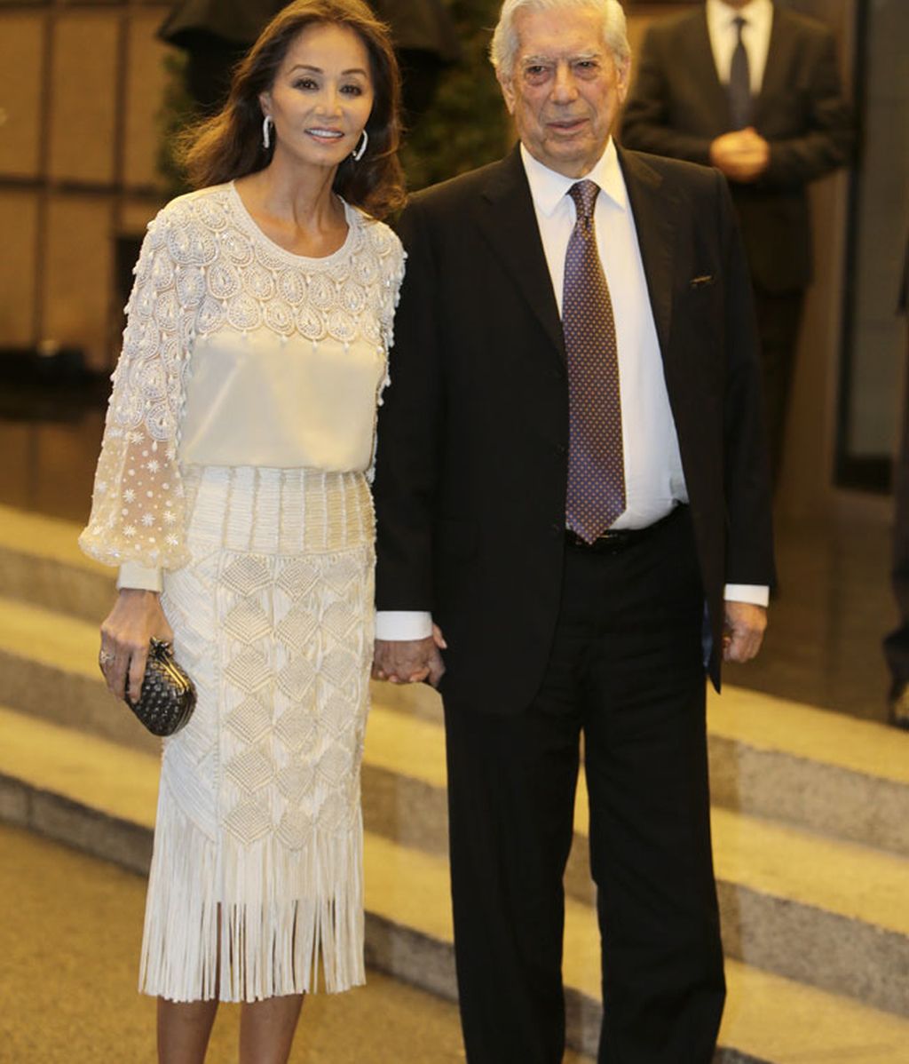 Isabel llevó un dos piezas blanco de Andrew Gn