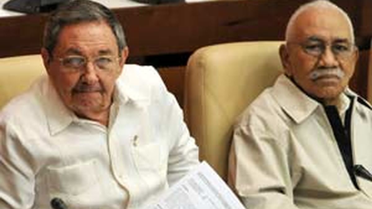 l presidente de Cuba, Raúl Castro y el vicepresidente Juan Almeida en la segunda y última sesión del Parlamento en 2008. Foto: EFE.