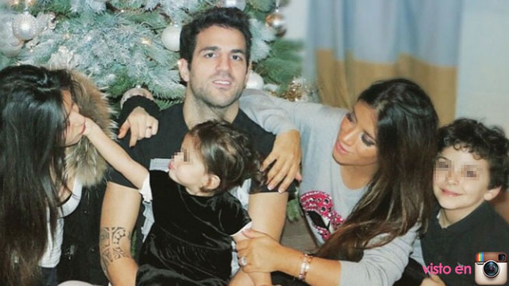 El posado navideño de Cesc Fábregas, su chica y sus tres hijos frente al árbol